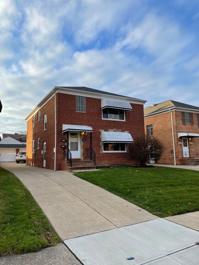 5515 Warwick Dr, Parma, OH 44129 Townhome Rentals in Parma OH