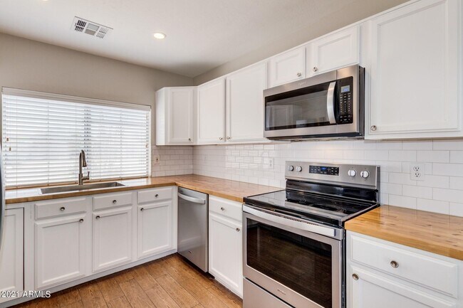 Building Photo - 856 E Saragosa St