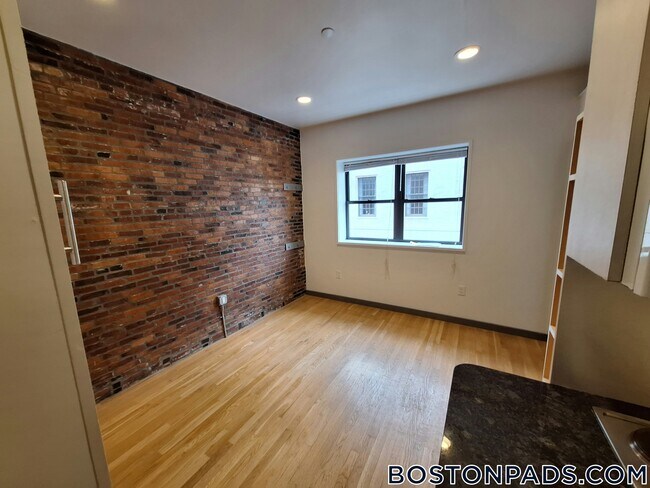 Building Photo - 144 Bowdoin St
