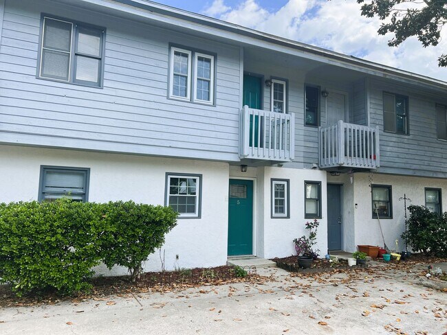 Foto del edificio - Walk to Beach! Newly Remodeled 2 Bedroom, Pet-Friendly Town Home! Available NOW!