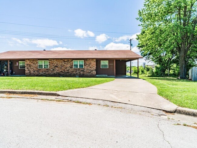 Building Photo - 1310 Royal Dr
