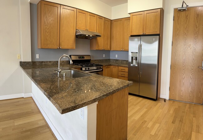 Granite counters, modern appliances - 1020 Jackson St