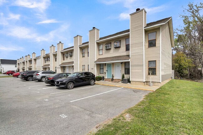 Building Photo - 206 Pine Shadow Dr