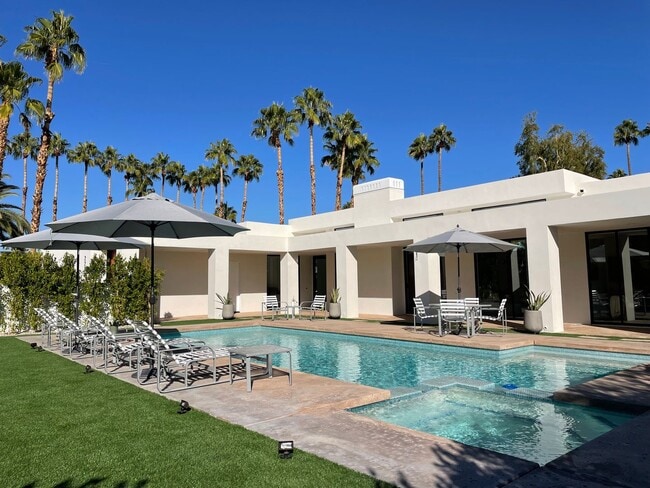 Building Photo - Stunning Fully Remodeled 3 Bedroom Palm Sp...