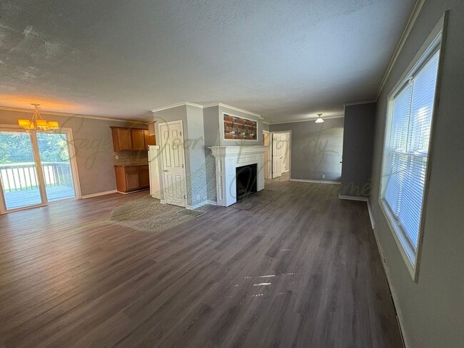 Foto del edificio - BRAND NEW FLOORING THROUGHOUT!!!