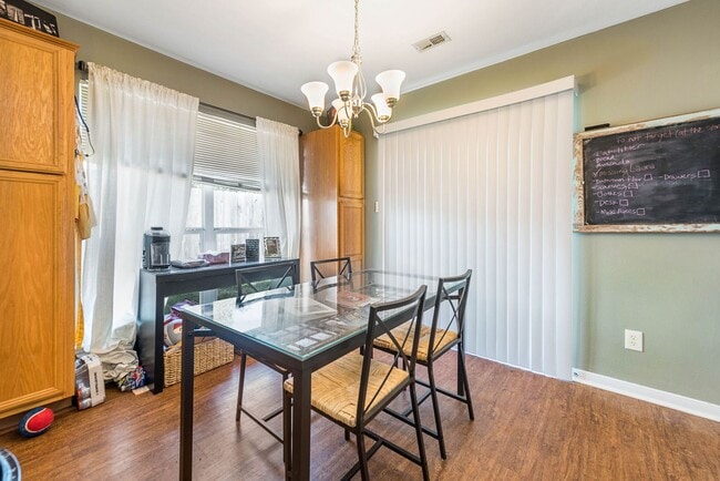 Building Photo - SUBLEASE AVAILABLE IMMEDIATELY THROUGH JULY 2026!  Charming 3 Bed, 2 Bath in Central Location!