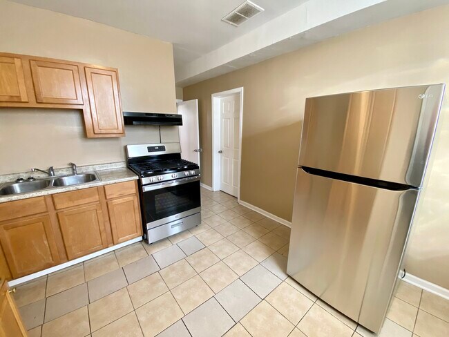 New appliances, installed 2022 - 6543 S Rhodes Ave