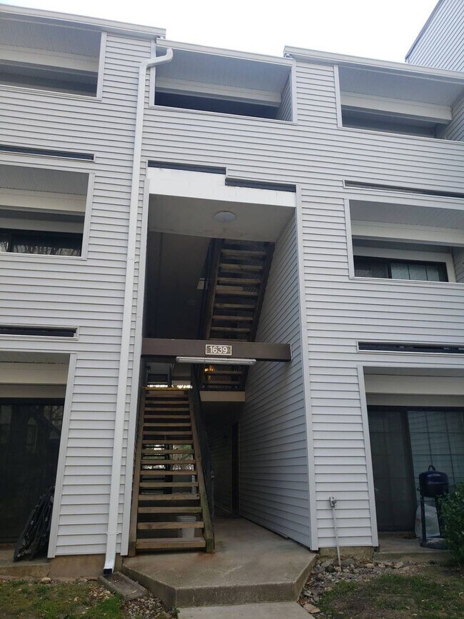 Building Photo - Top Floor 2/1.5 2 level Condo w/ Garage pa...