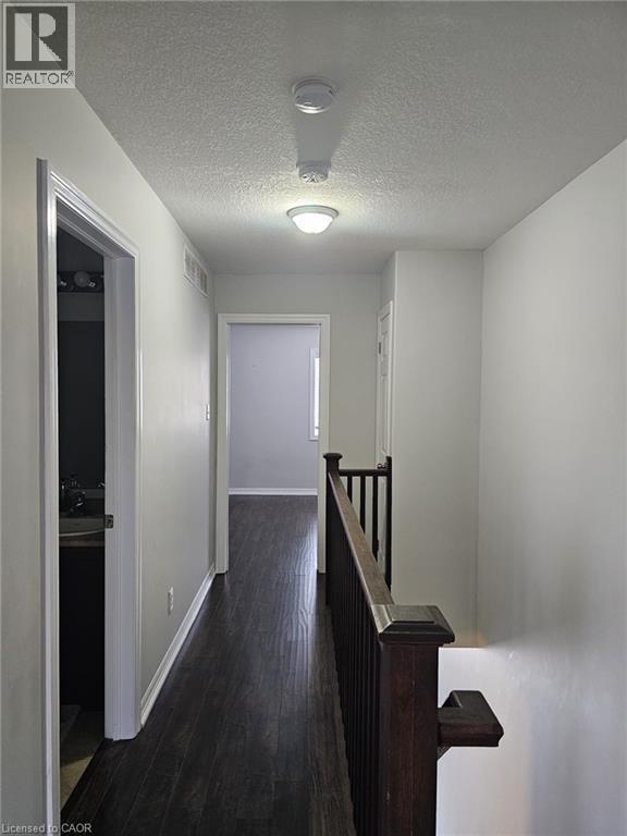 Building Photo - 10 Foxglove Crescent