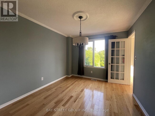 Building Photo - 551 Sackville Crescent