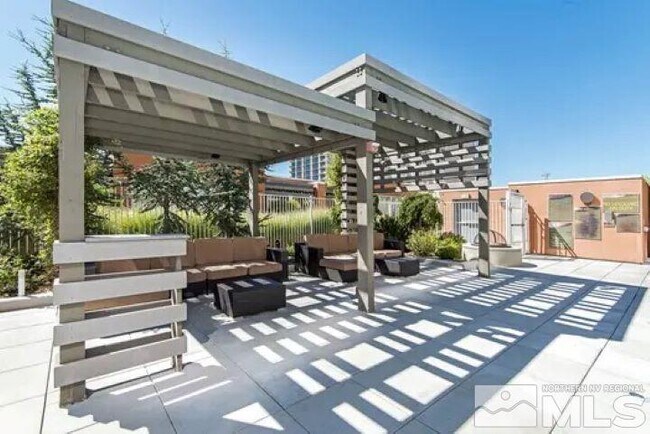 Foto del edificio - 255 N Sierra St