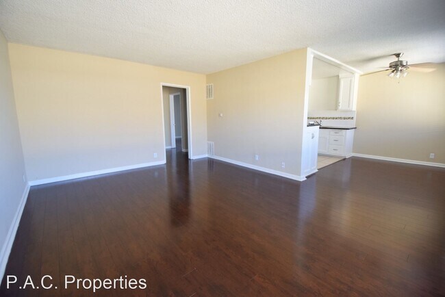 Building Photo - 2 br, 2 bath Apartment - 6512 Woodman Aven...