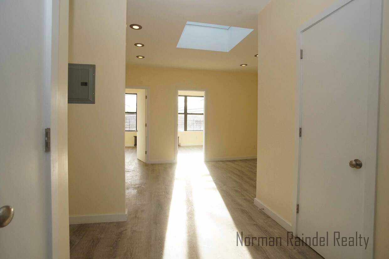 Foto principal - 157-17 Rockaway Blvd
