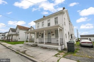 Building Photo - 640 1/2 3rd St