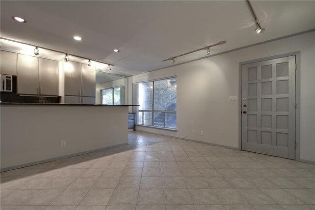 Foto del edificio - 500 E Riverside Dr