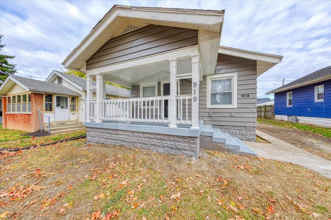 Building Photo - 919 N Bradley Ave