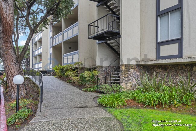 Foto del edificio - 965 Shorepoint Ct