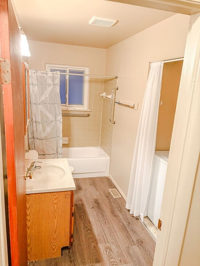 Foto del edificio - 220-224 O'Doherty Rd.