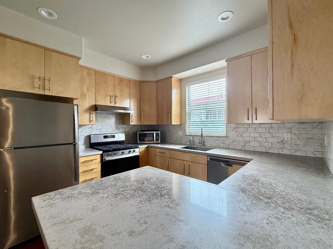 Foto principal - 2460 Newburg Ct