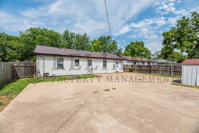 Building Photo - 4642 S vine Ave