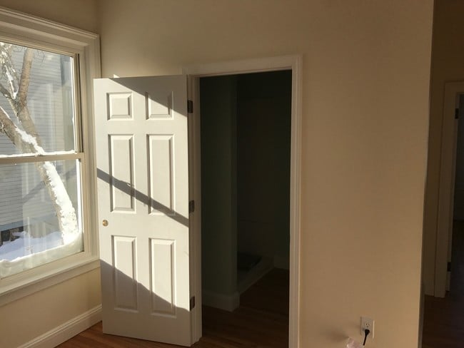 Building Photo - 36 Grove Ave