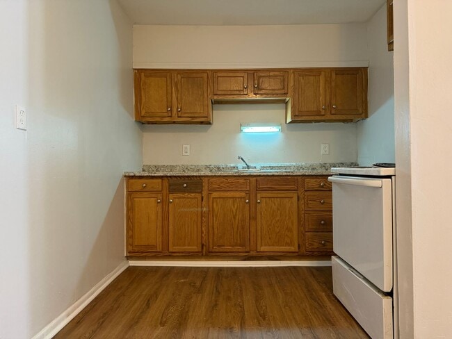 Building Photo - Spacious 1–3 Bedroom Apartments in South Louisville | Cedar Chase