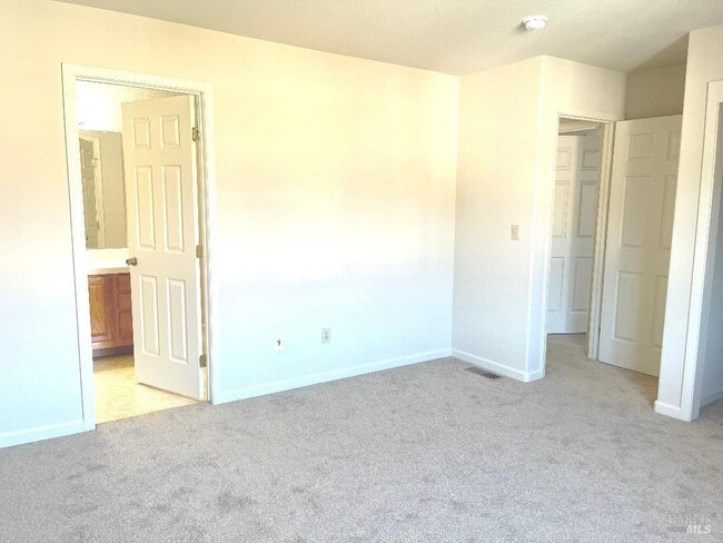 Building Photo - 8 Monterey Ct