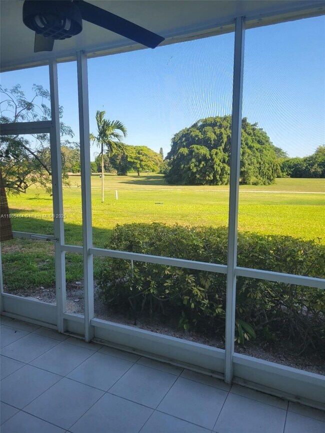 Foto del edificio - 3100 N Palm Aire Dr