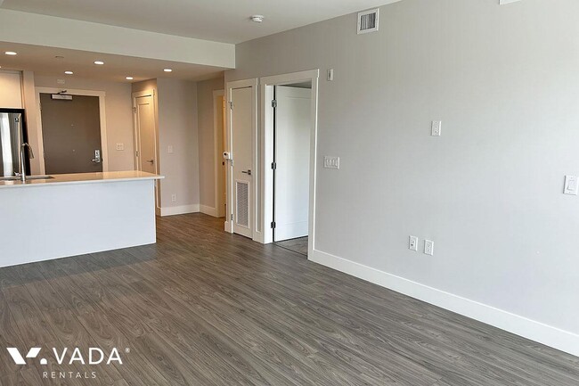 Photo du bâtiment - ERA Apartment Rental 323-22265 Dewdney Tru...