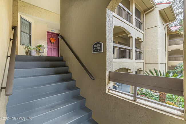 Building Photo - 2099 Winterbourne W