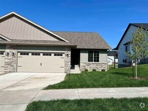 Building Photo - 707 Creekside Dr
