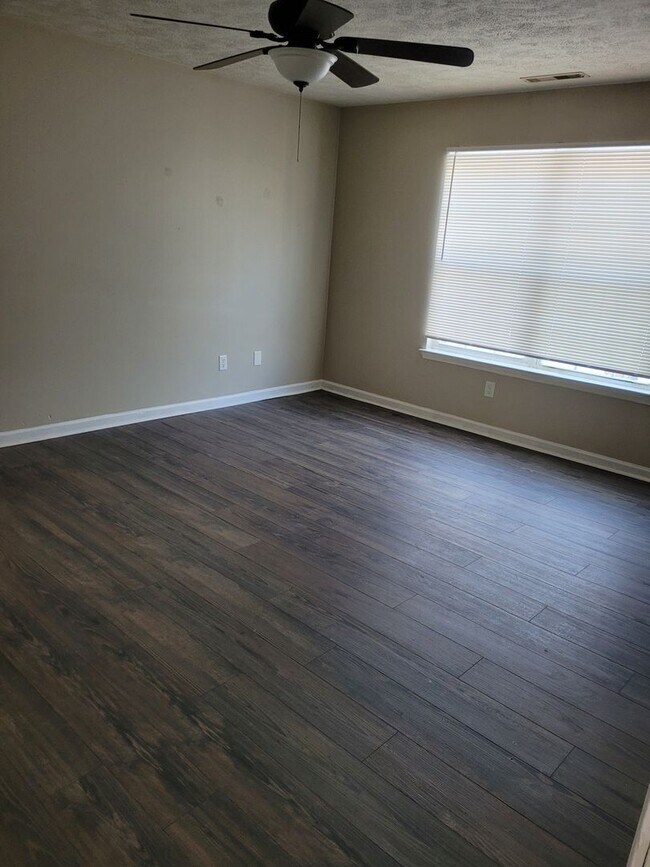 Foto del edificio - GREAT HOME- AVAILABLE NOW!