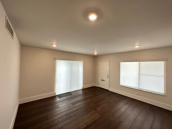 Foto del edificio - Renovated 2 Bed, 2 Bath Condo in Lakeside Community of Lake Maitland Terrace!!