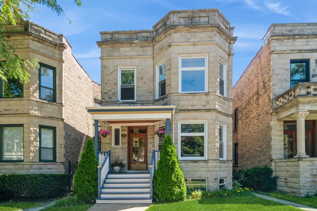 Front - 2627 N Francisco Ave