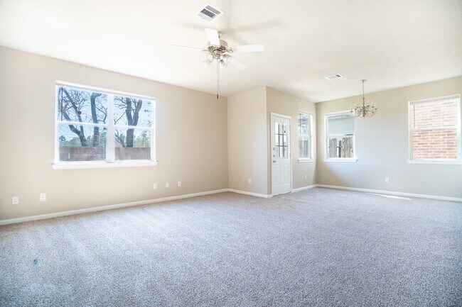 Foto del edificio - 827 Forest Hillside Ln