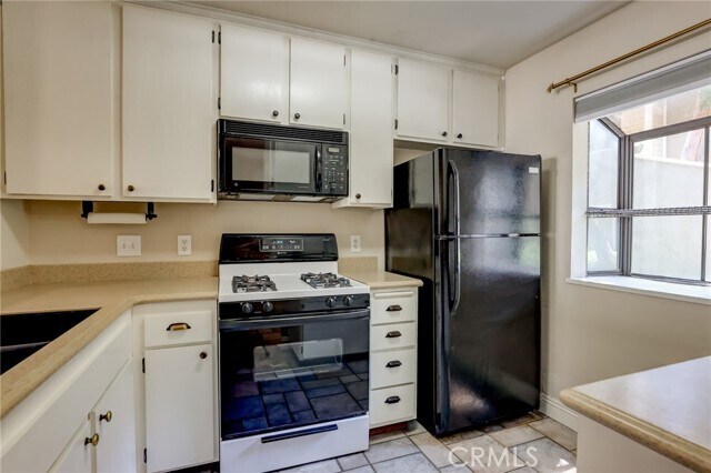 Building Photo - 700 E Lake Dr