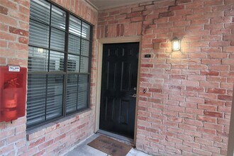 Building Photo - 2255 Braeswood Park Dr