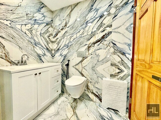 Foto del edificio - Renovated One bedroom 63 AVENUE