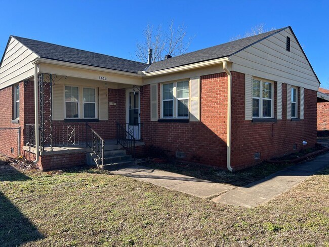 Building Photo - Charming 2 Bedroom
