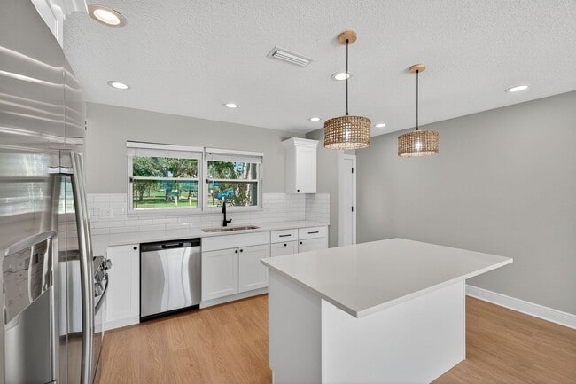 Foto del edificio - Fully Remodeled 3BR Home with Large Fenced Yard & New Deck