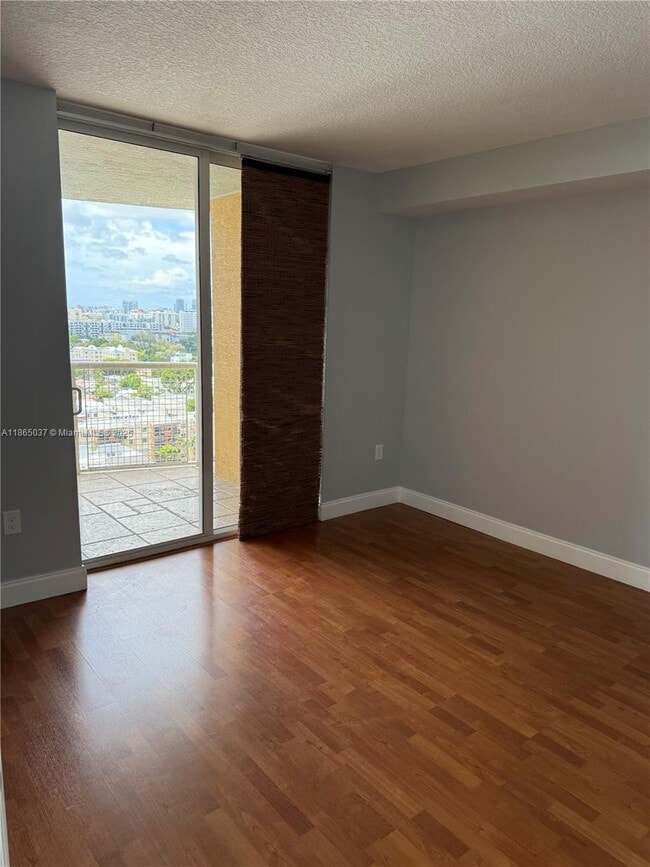 Foto del edificio - 900 SW 8th St