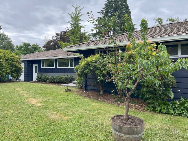 Foto del edificio - Spacious 4-Bedroom Home with Lush Landscap...