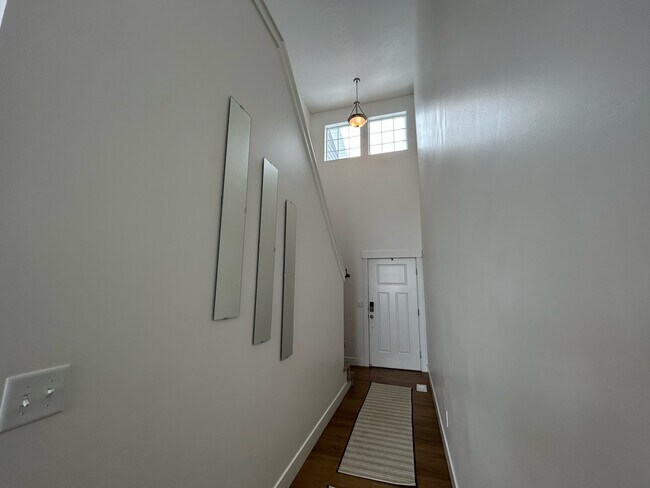 Building Photo - 6613 S Wallsburg Dr