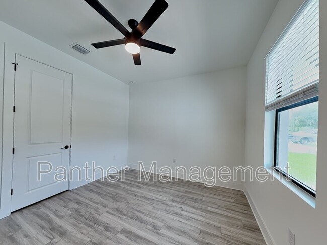 Foto del edificio - 26483 Explorer Rd