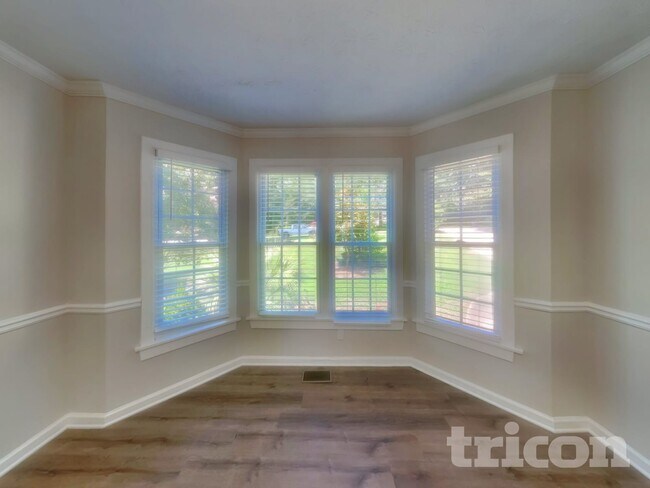 Foto del edificio - 325 Cypress Ln