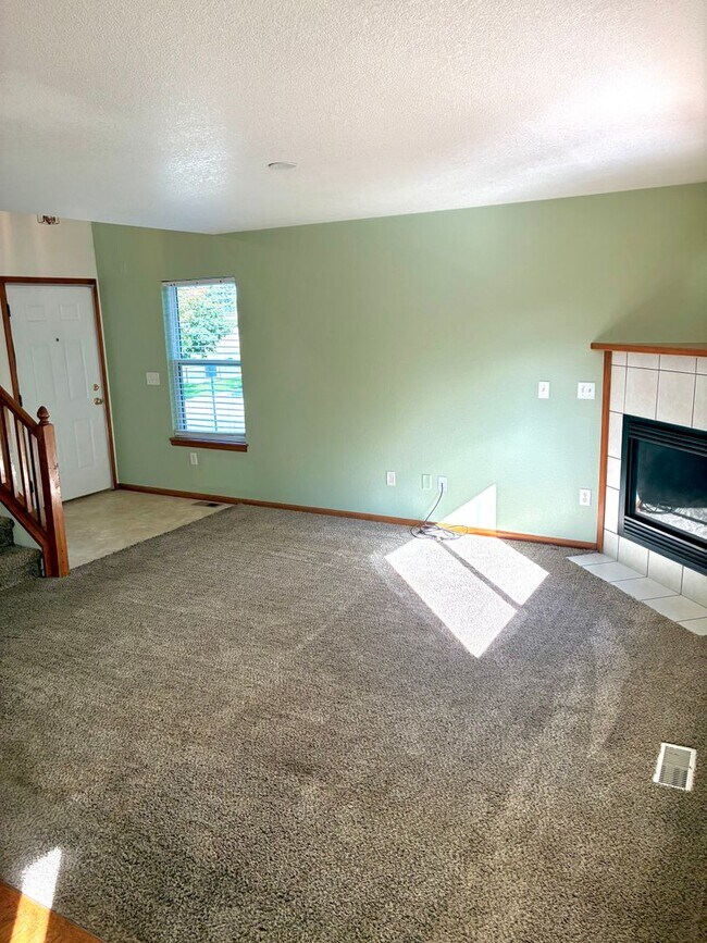 Foto del edificio - Beautiful 3 bedroom, 2 and 2-1/2 bath Townhome with 2 car attached garage and Finished Basement w...