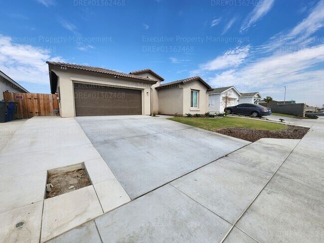 Building Photo - Spacious 4 bedroom/ 2 bathroom home REDUCED!
