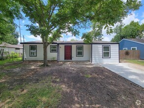 Building Photo - 2810 Forest Oaks Dr