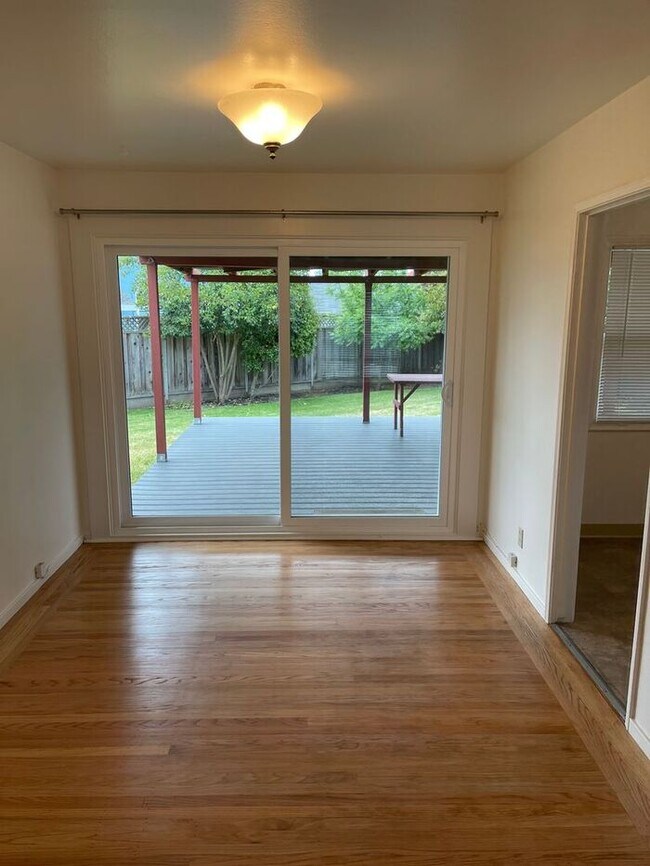 Building Photo - 3 bedroom 1 bath SFH with BONUS room!