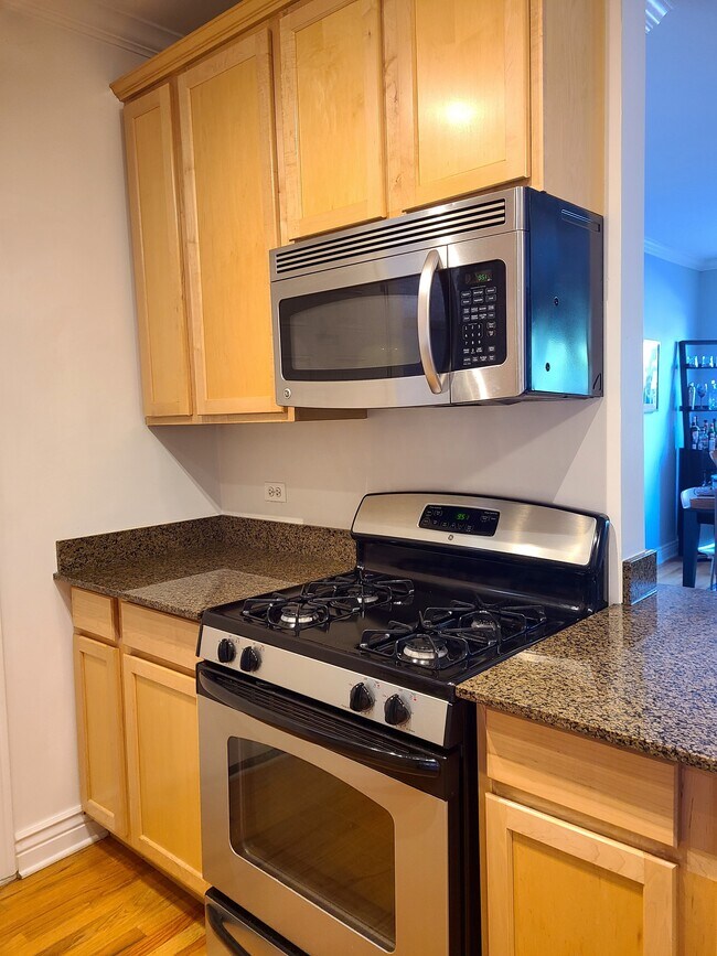 Building Photo - 2021 N Leavitt St